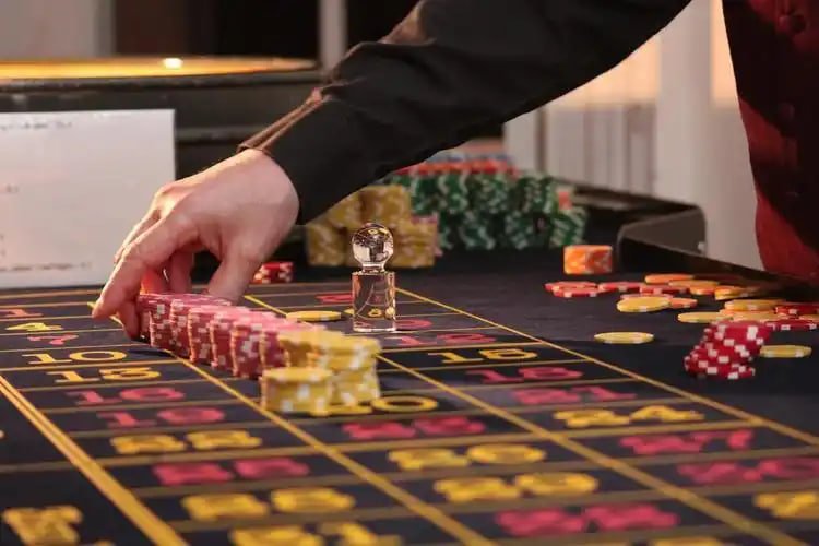 Antarmuka aplikasi ufo7777 yang menampilkan permainan slot Aviator dan Sweet Bonanza